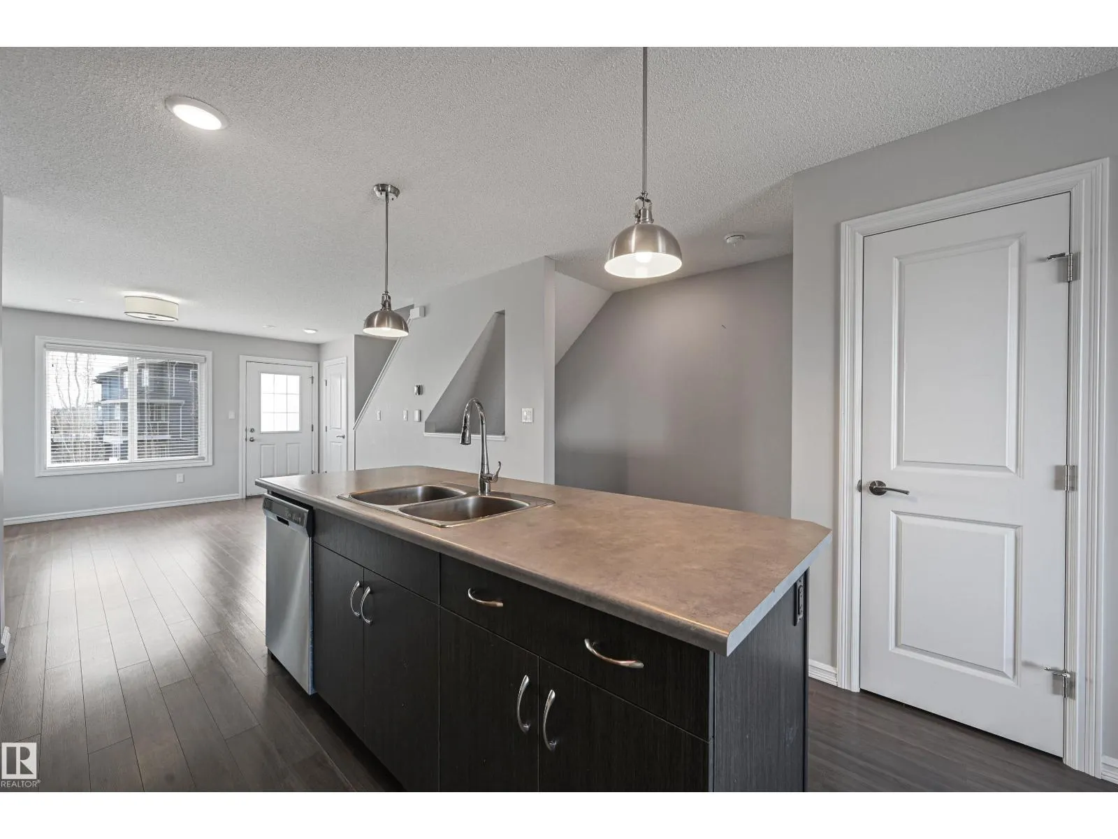 #34 2215 24 ST NW