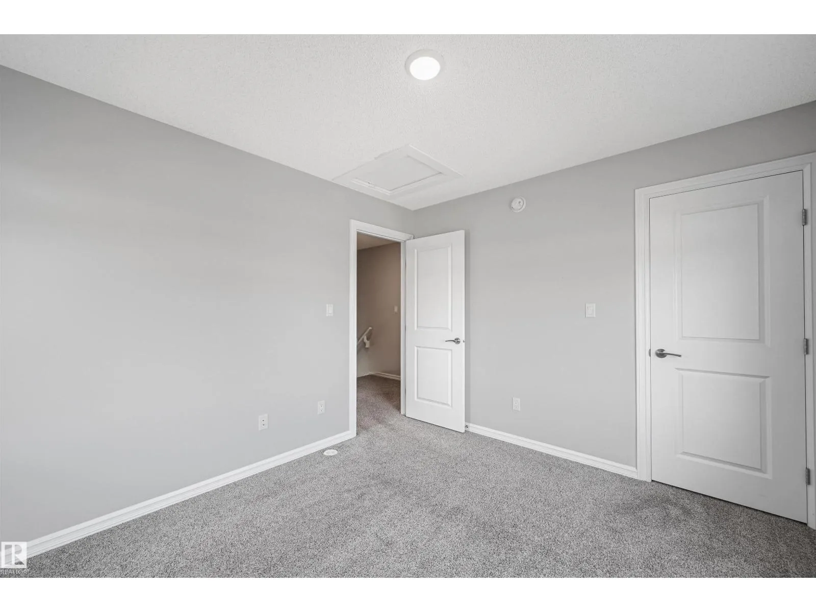 #34 2215 24 ST NW