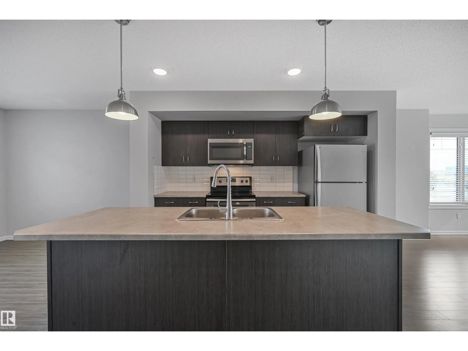 #34 2215 24 ST NW