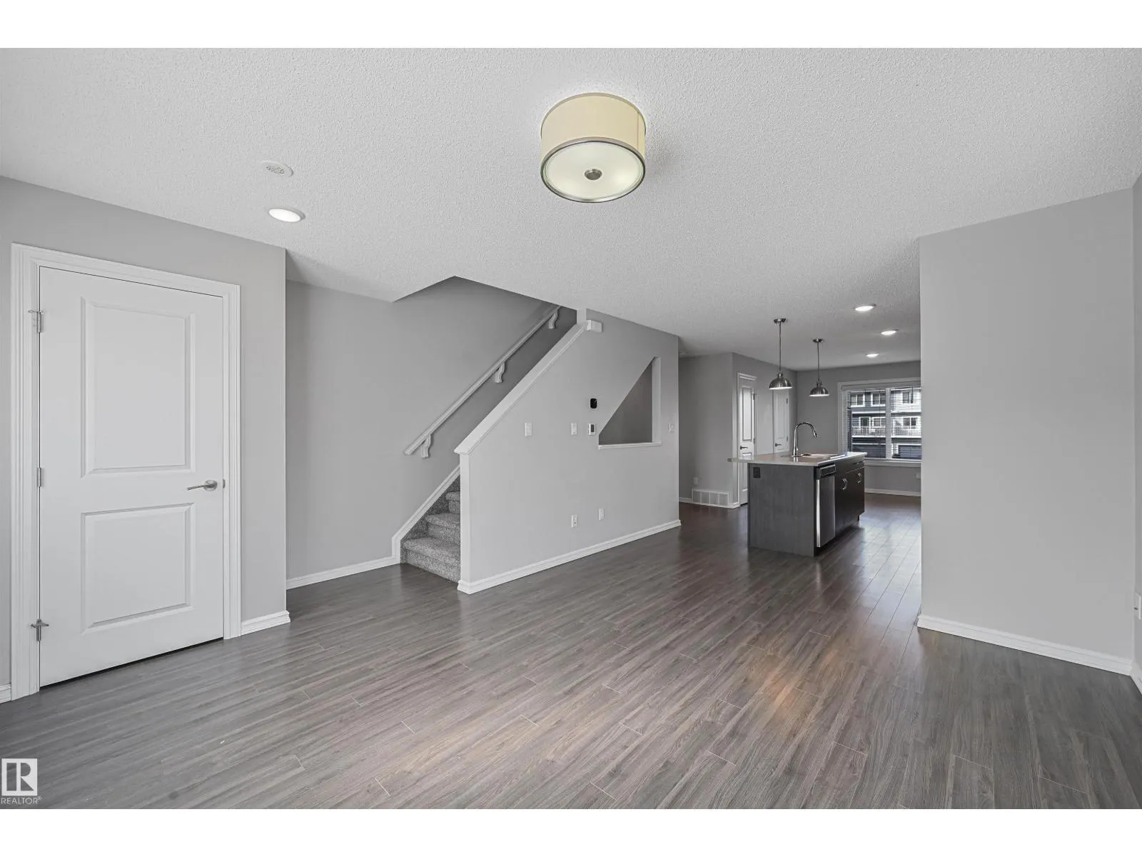 #34 2215 24 ST NW