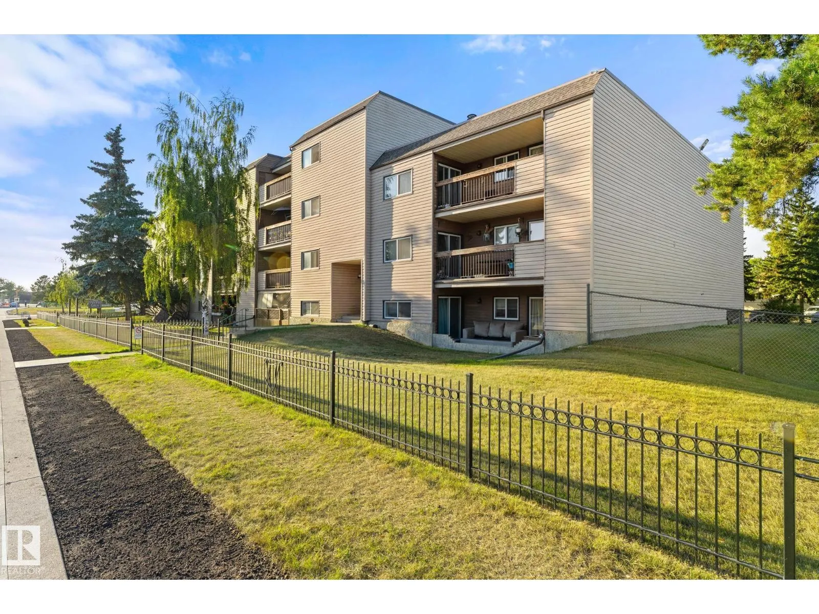 #202 2904 139 AV NW