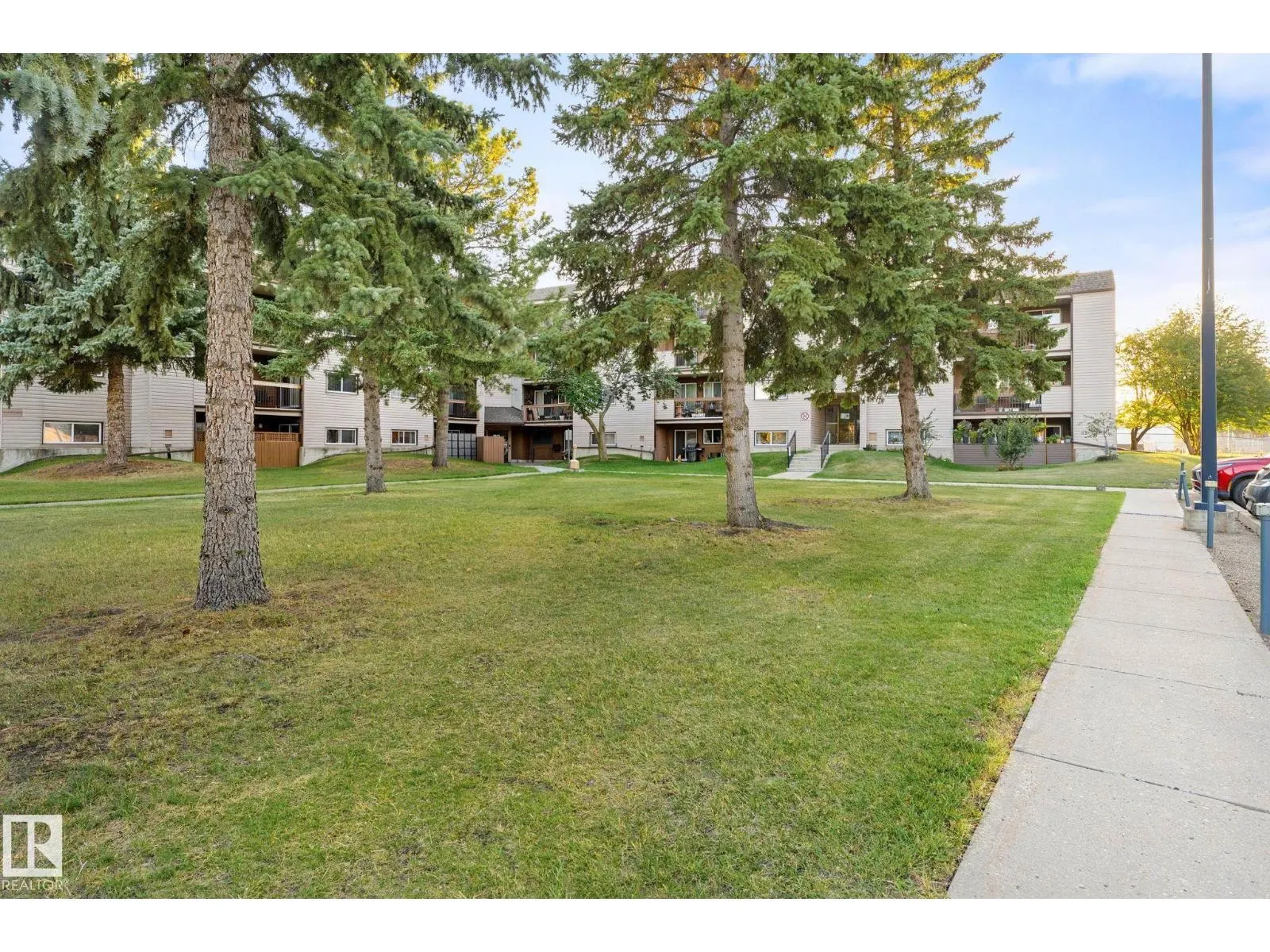 #202 2904 139 AV NW