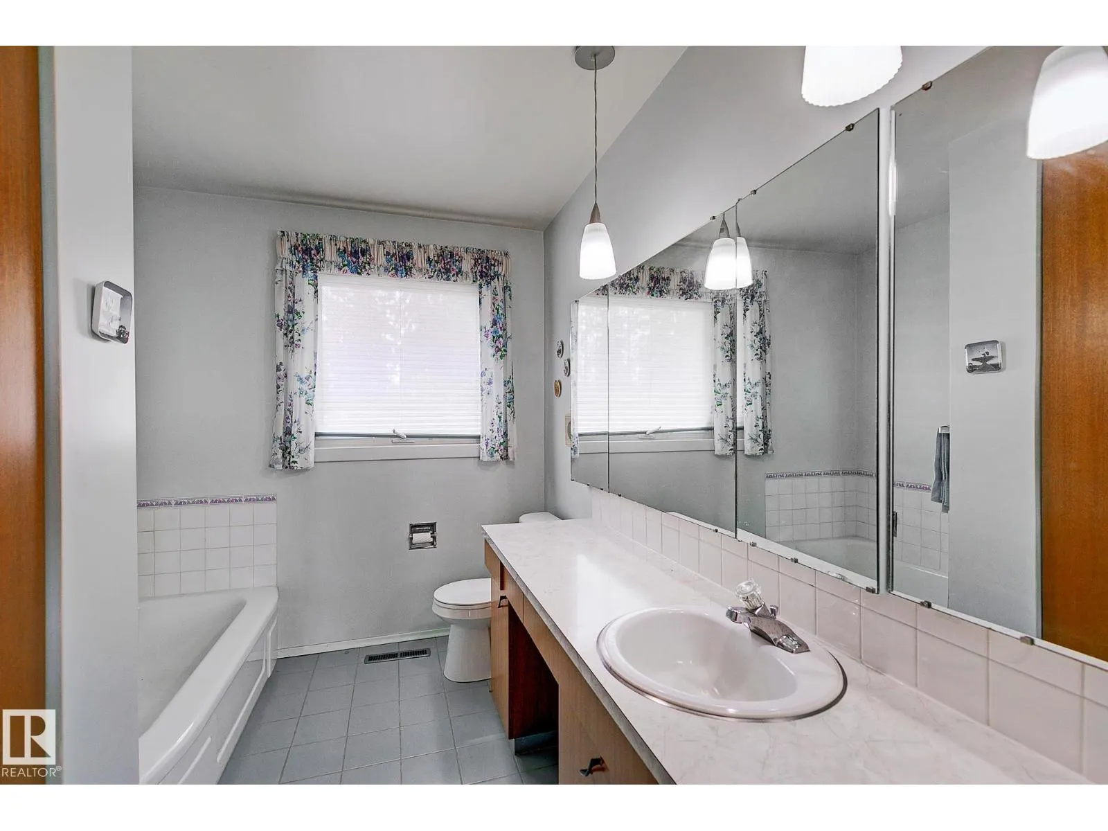 140 WINDERMERE DR NW