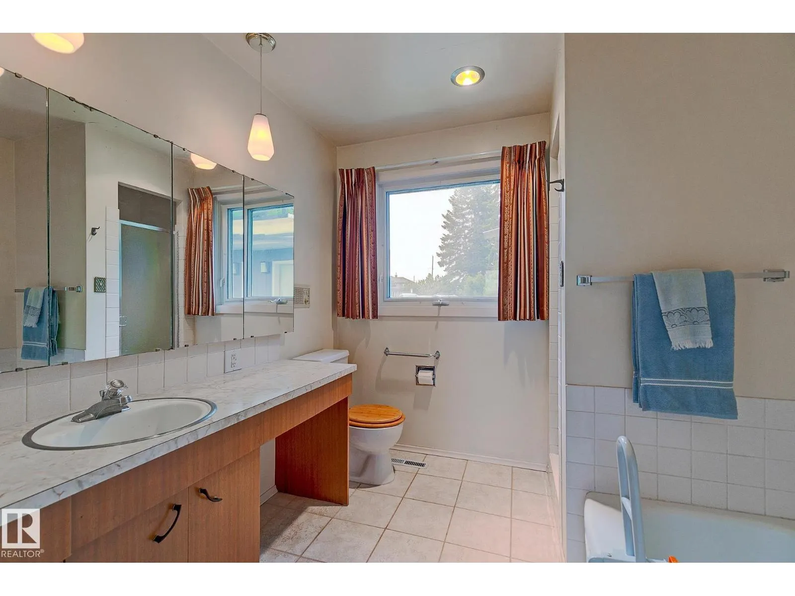 140 WINDERMERE DR NW