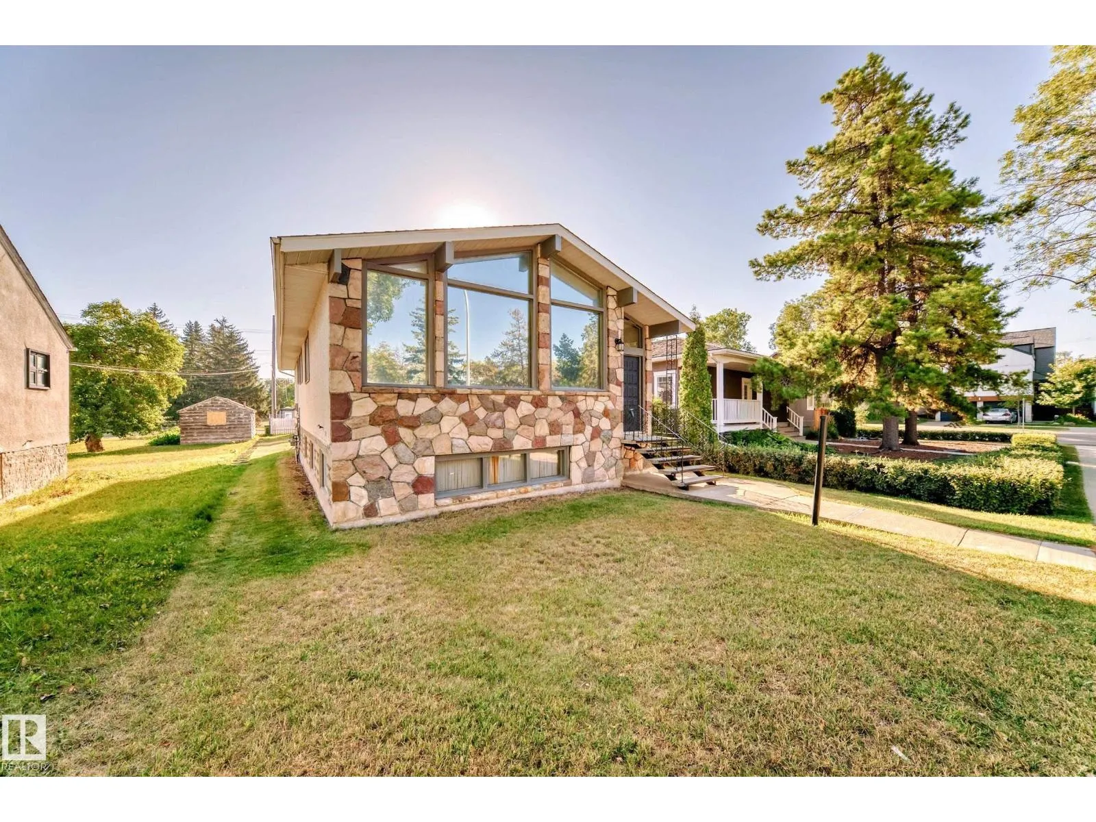 11211 79 ST NW