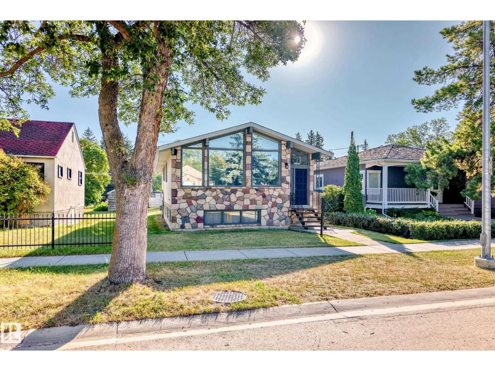 11211 79 ST NW