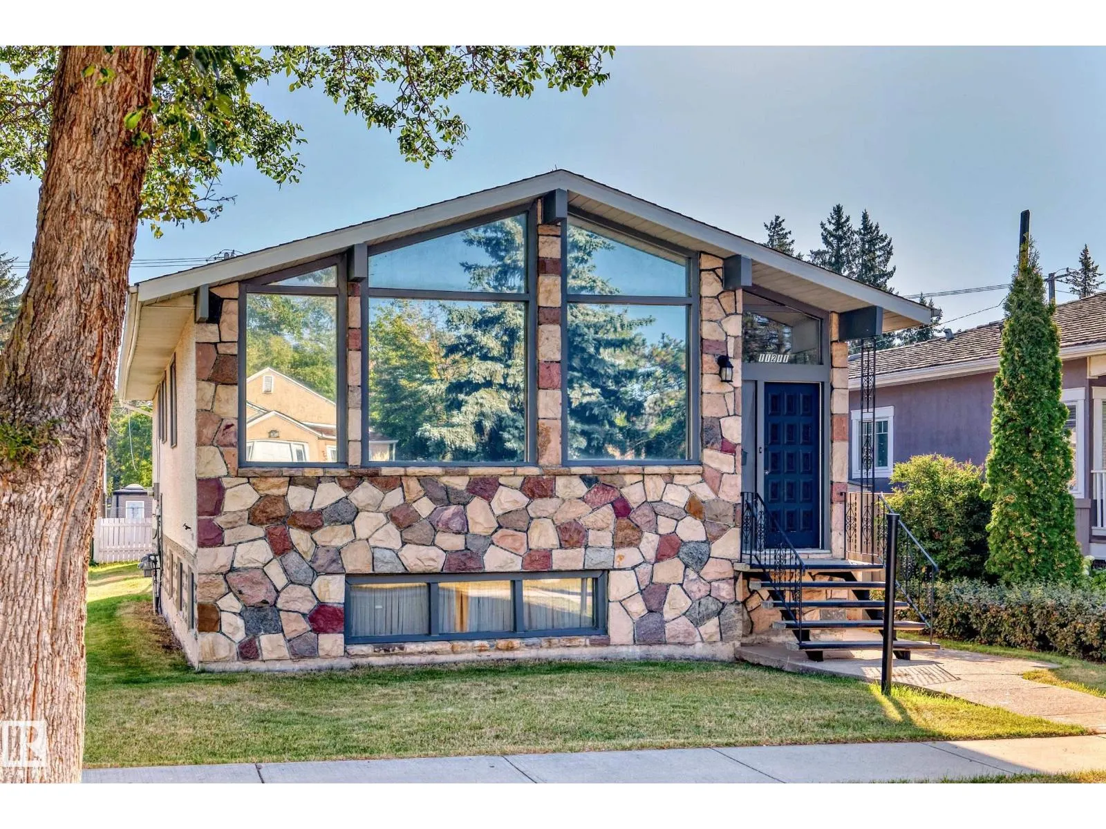 11211 79 ST NW