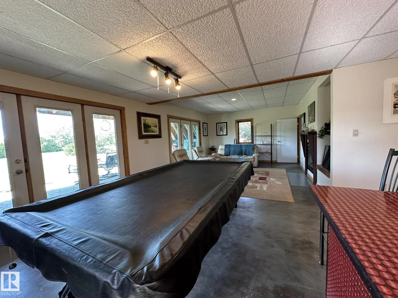 17401 Victoria TR
