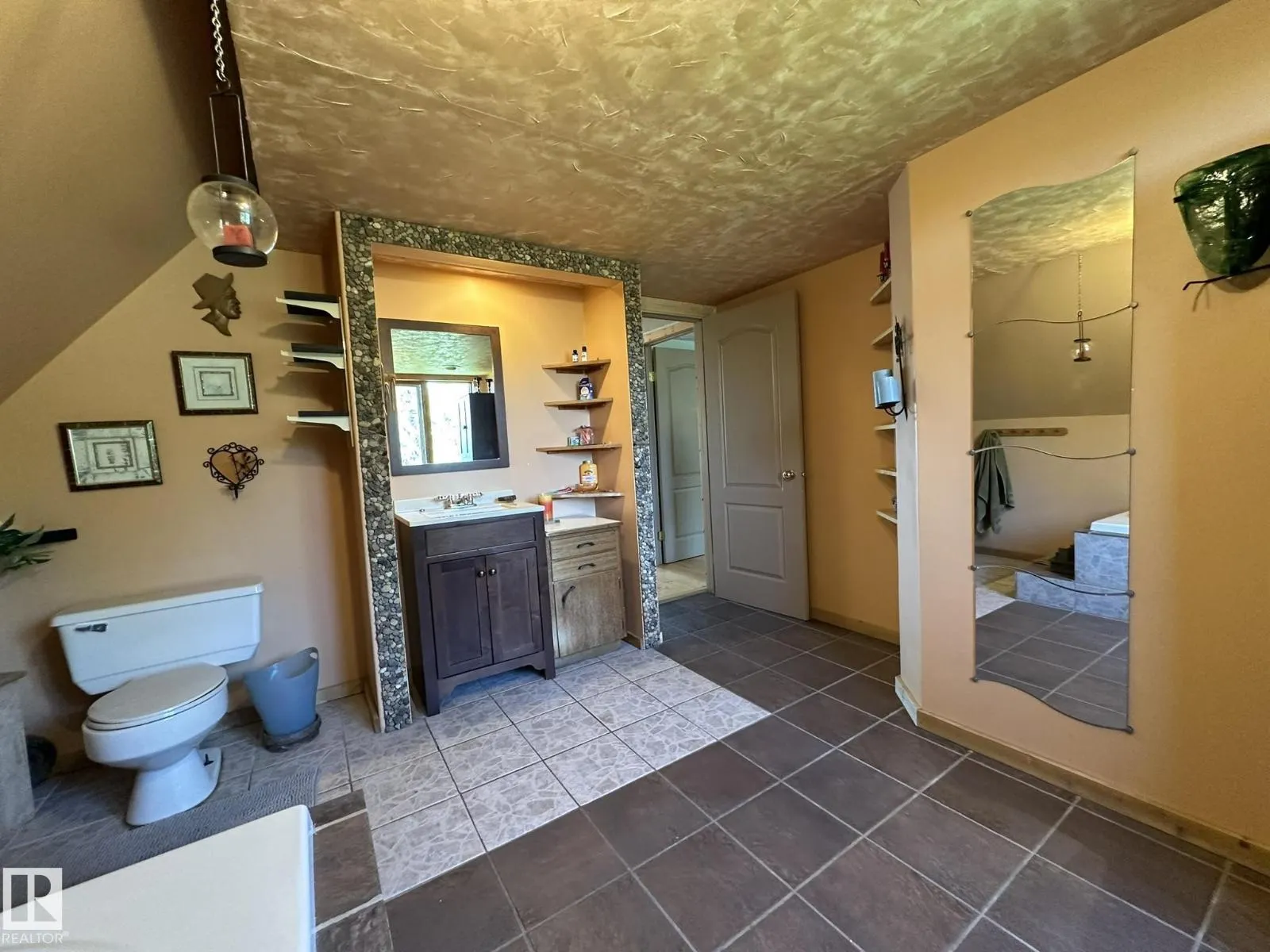 17401 Victoria TR