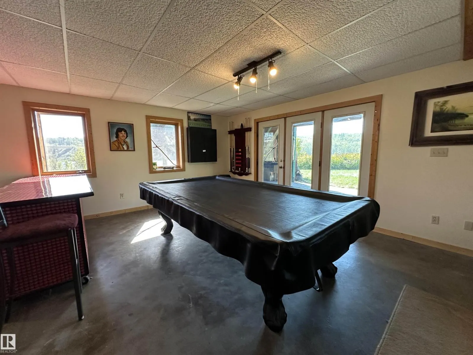 17401 Victoria TR