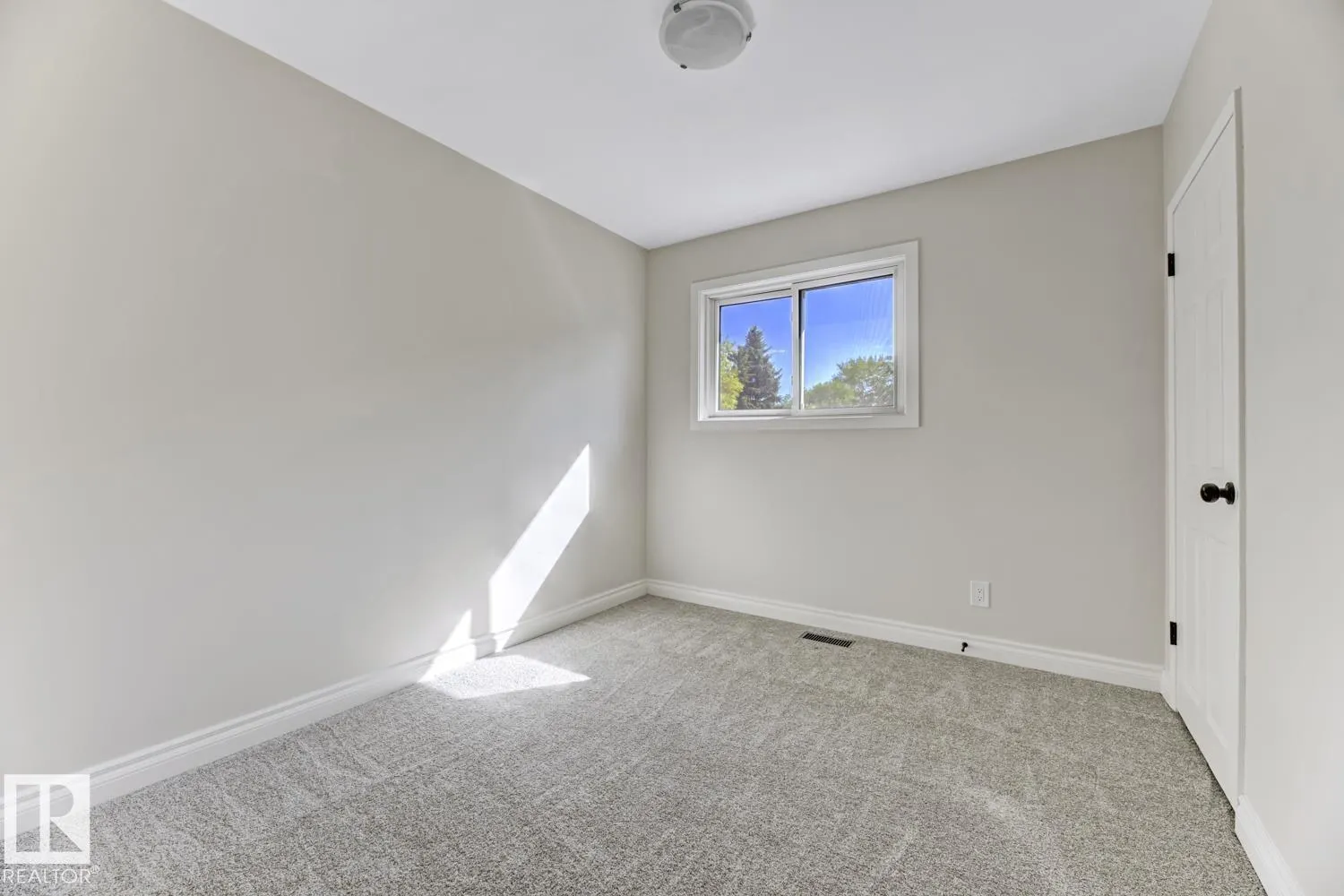 8308 133 AV NW