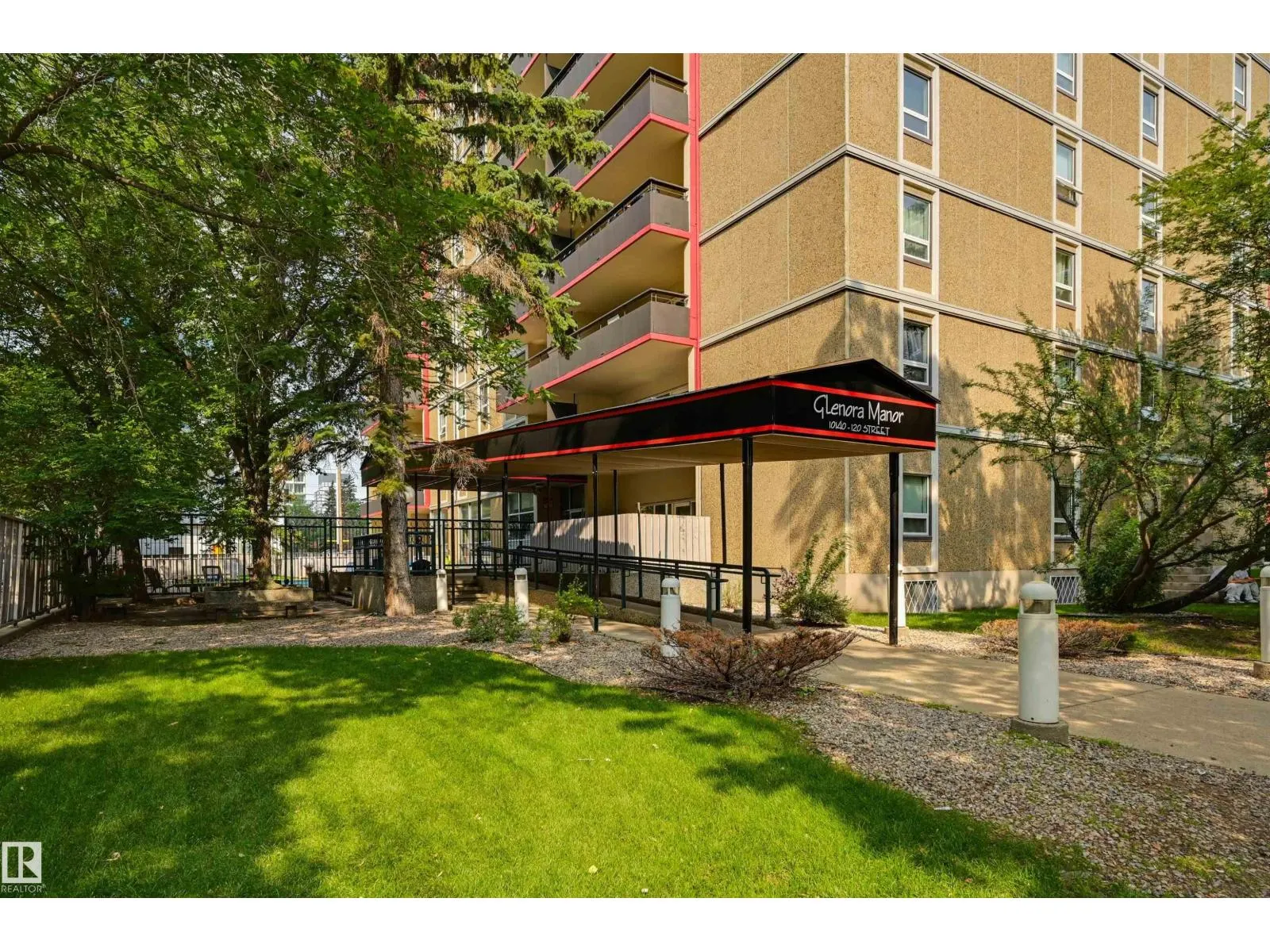 #1505 10140 120 ST NW