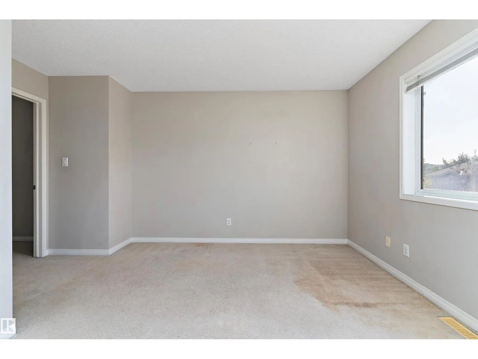 #6 130 HYNDMAN CR NW