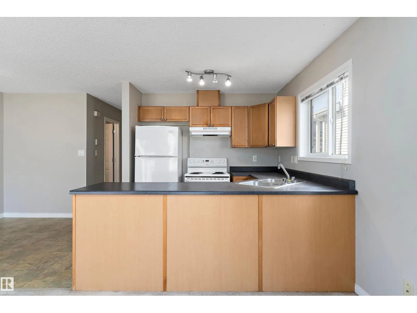 #6 130 HYNDMAN CR NW
