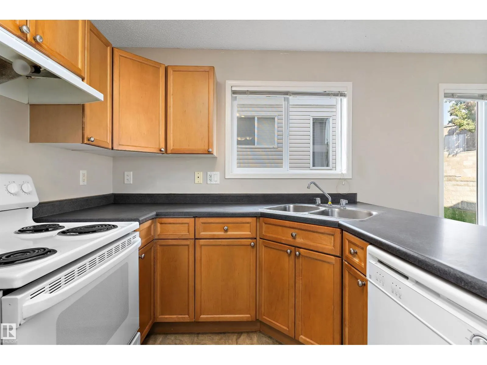 #6 130 HYNDMAN CR NW
