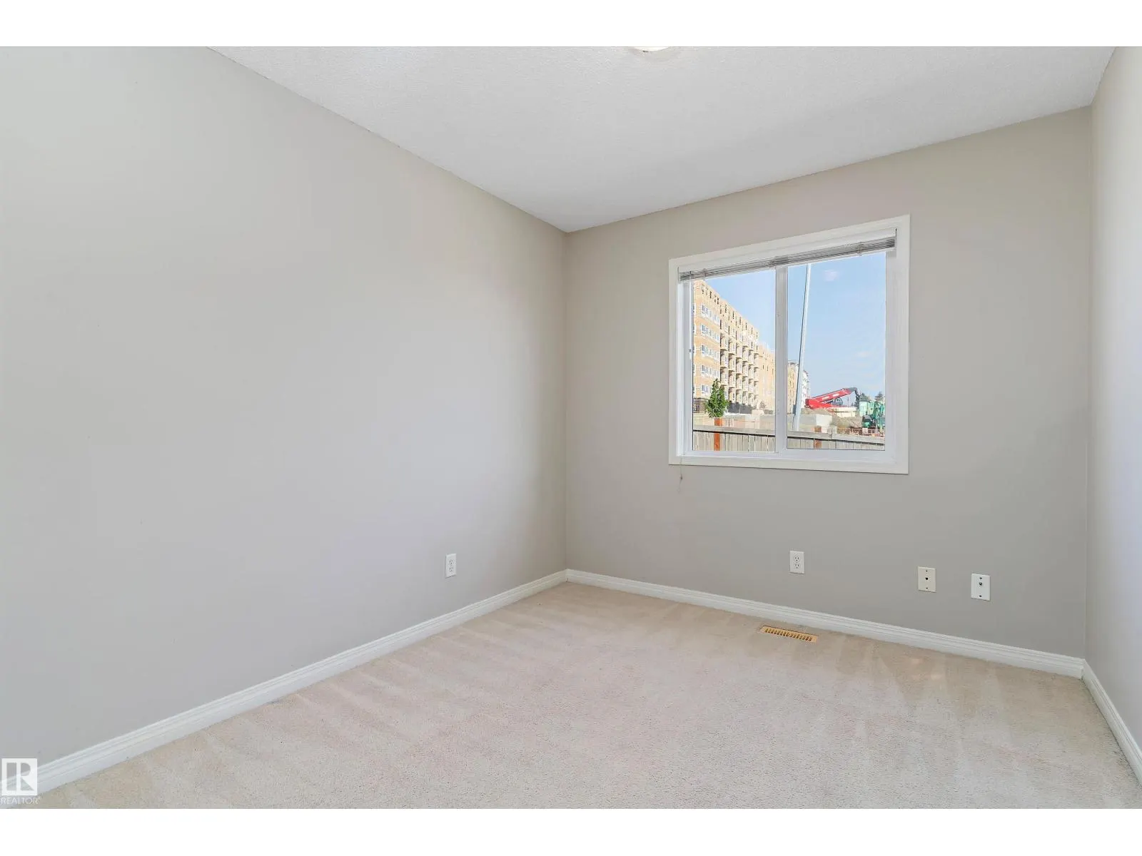 #6 130 HYNDMAN CR NW