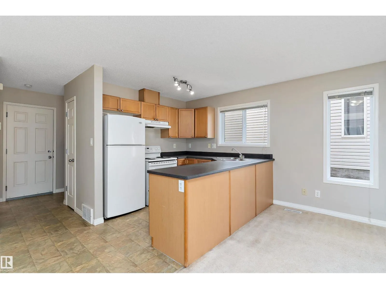#6 130 HYNDMAN CR NW