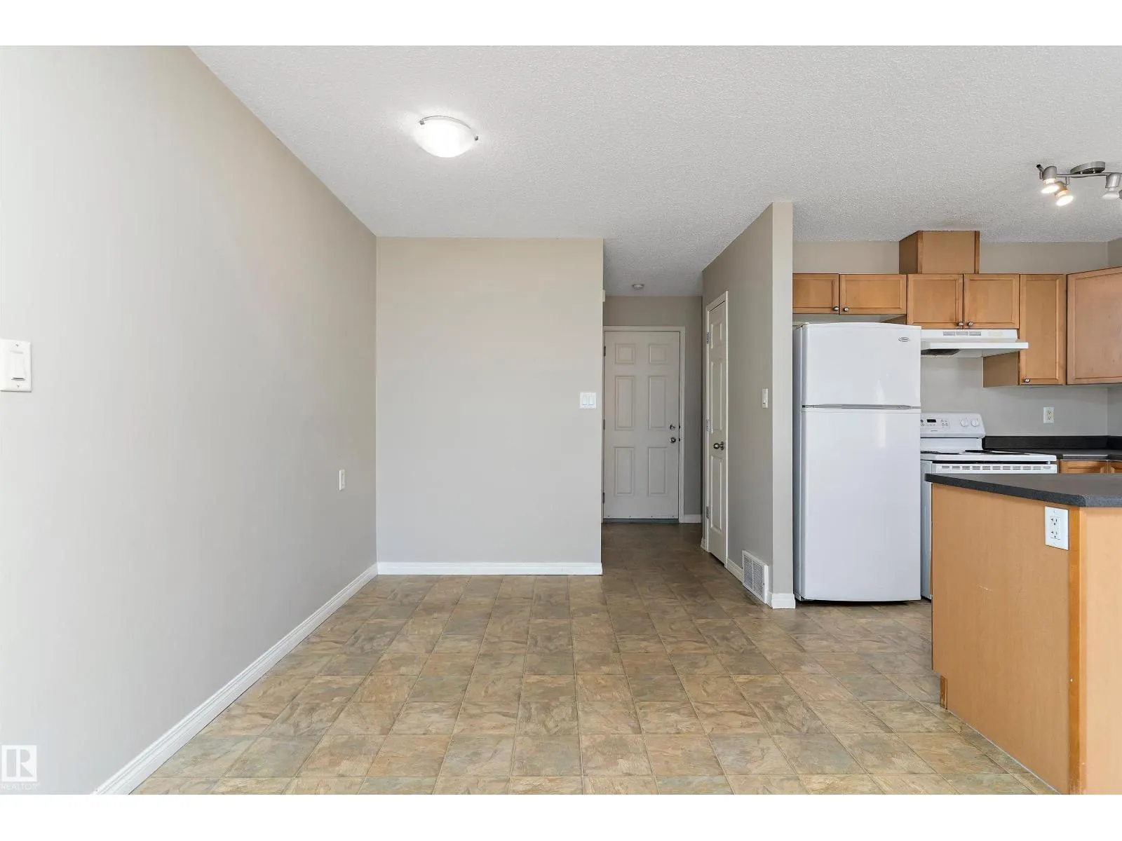 #6 130 HYNDMAN CR NW