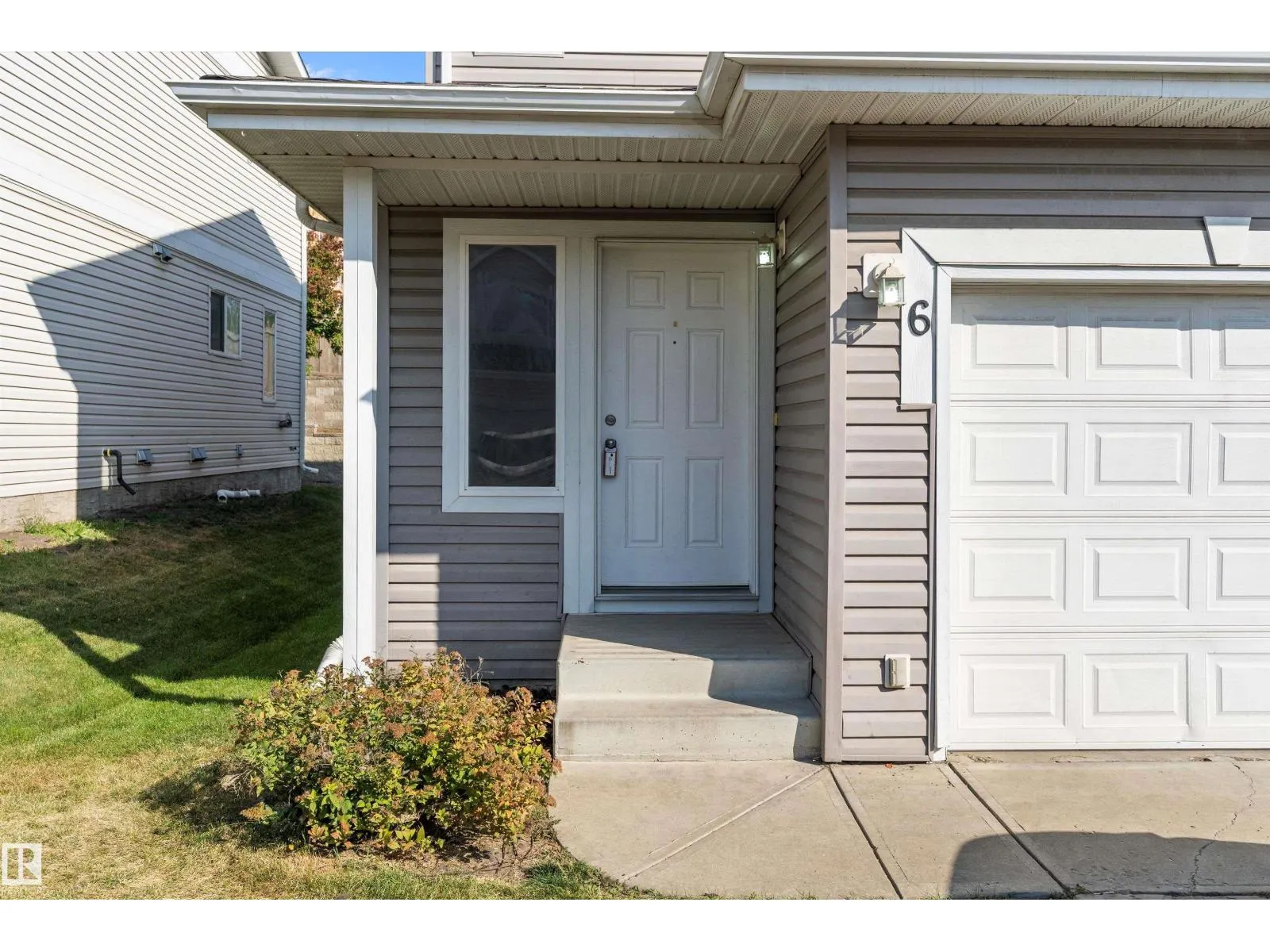 #6 130 HYNDMAN CR NW