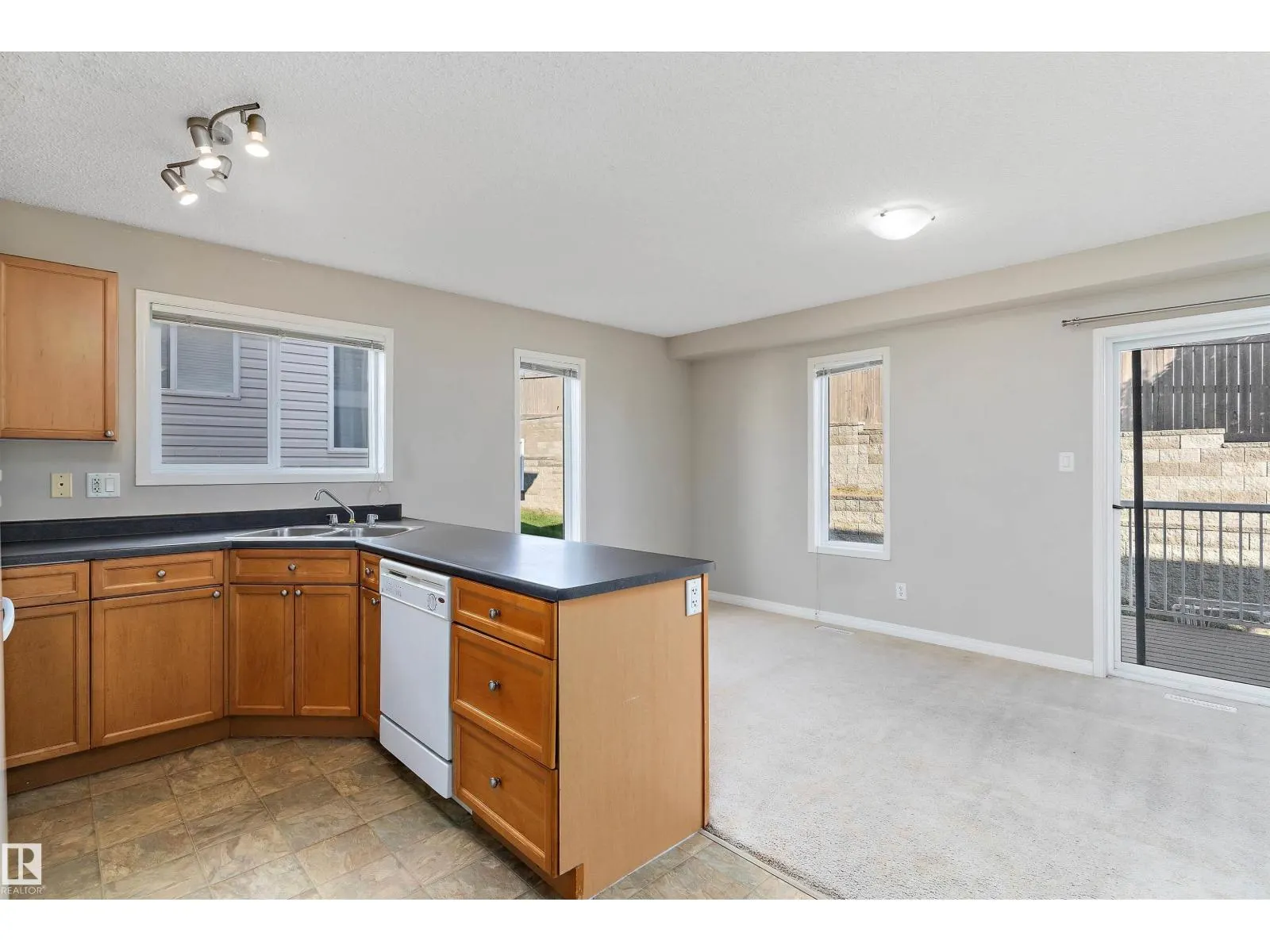 #6 130 HYNDMAN CR NW
