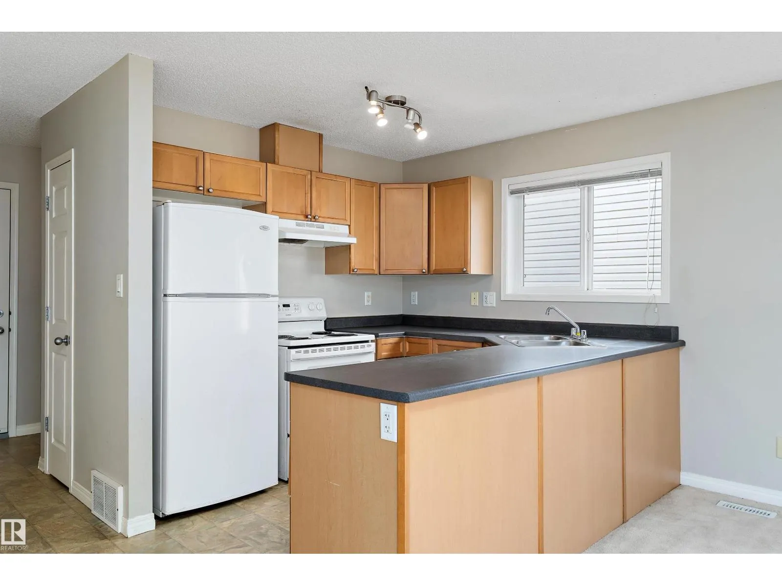 #6 130 HYNDMAN CR NW