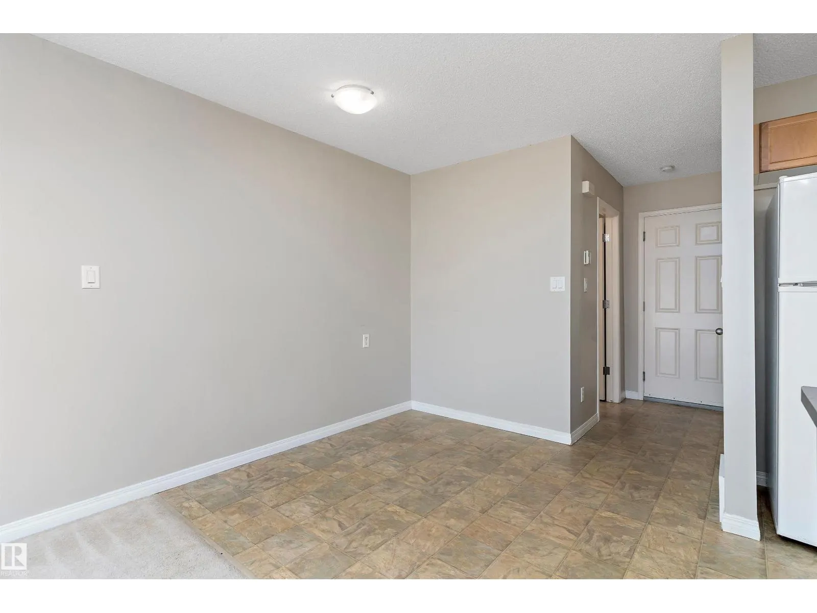 #6 130 HYNDMAN CR NW