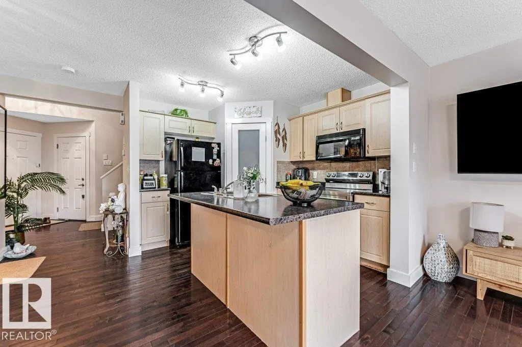 1137 37B AV NW