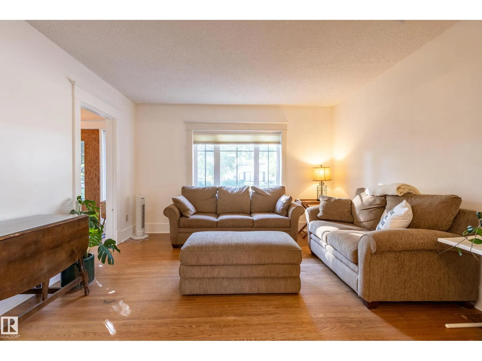 10016 105 ST
