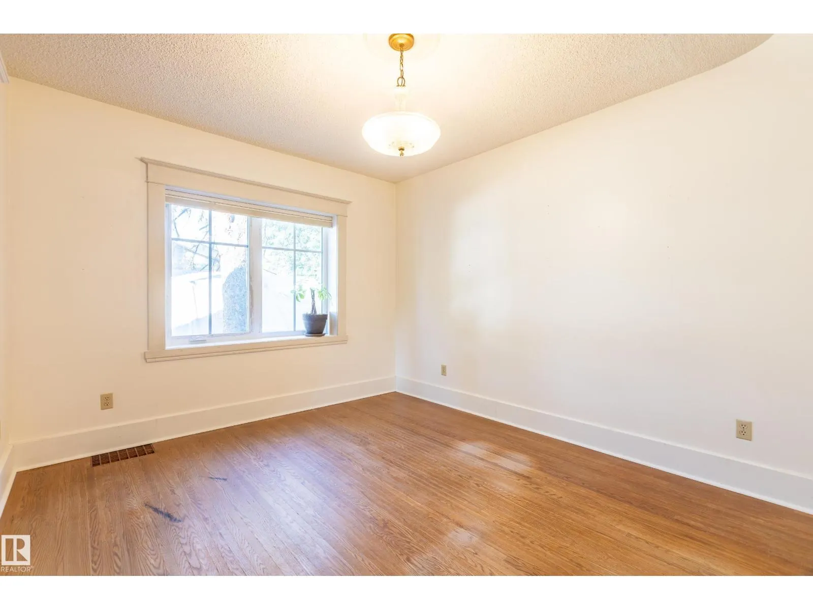 10016 105 ST