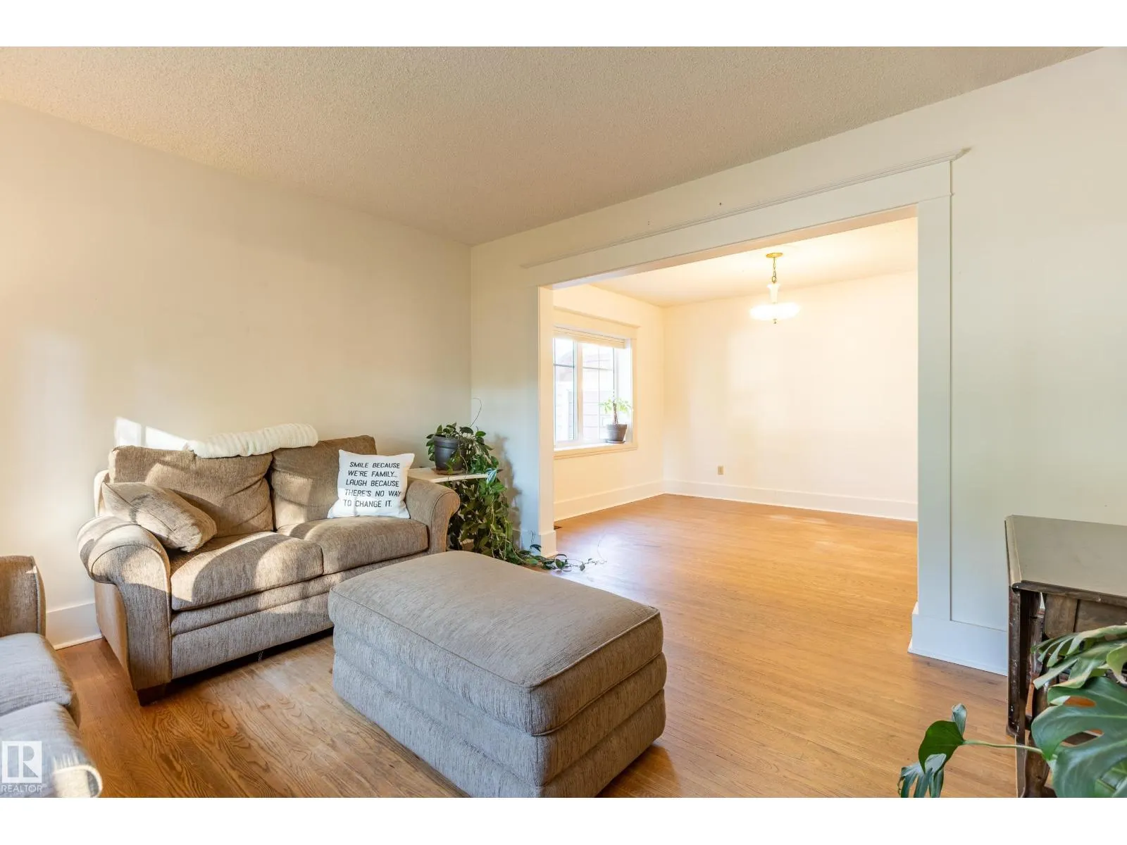 10016 105 ST