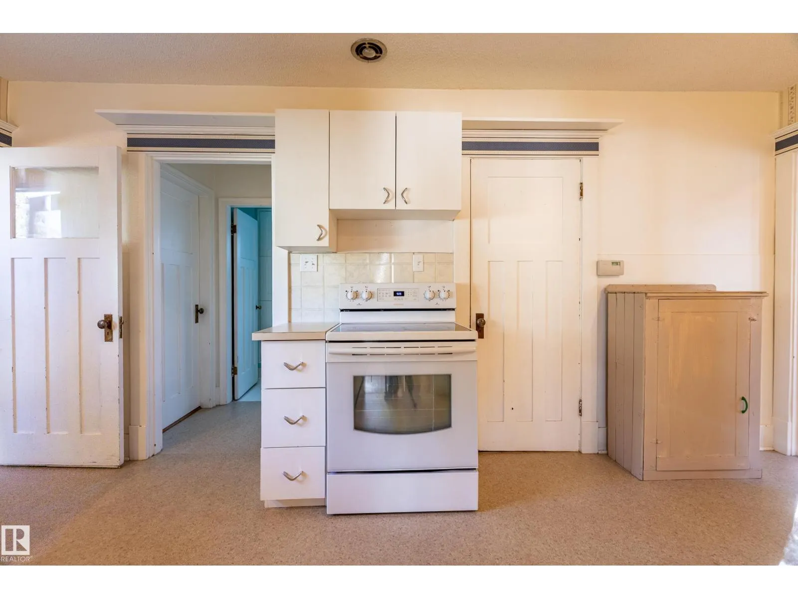 10016 105 ST