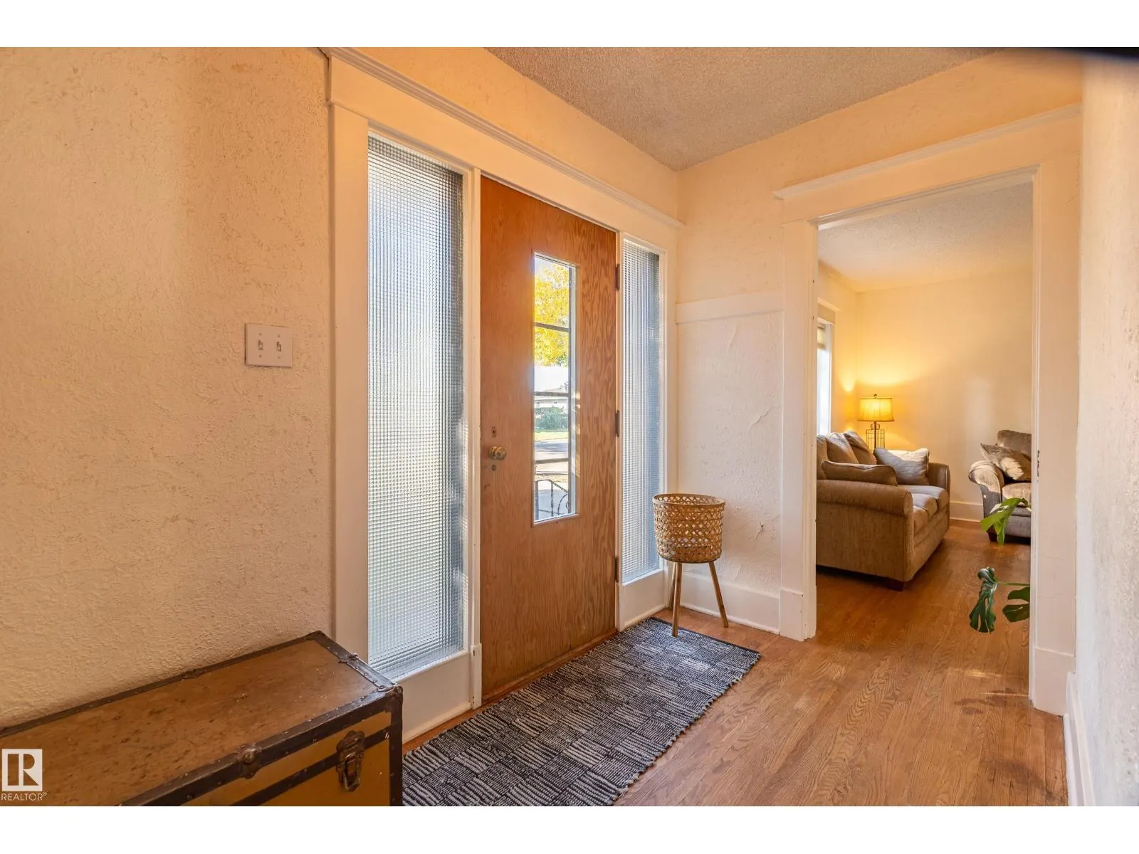 10016 105 ST