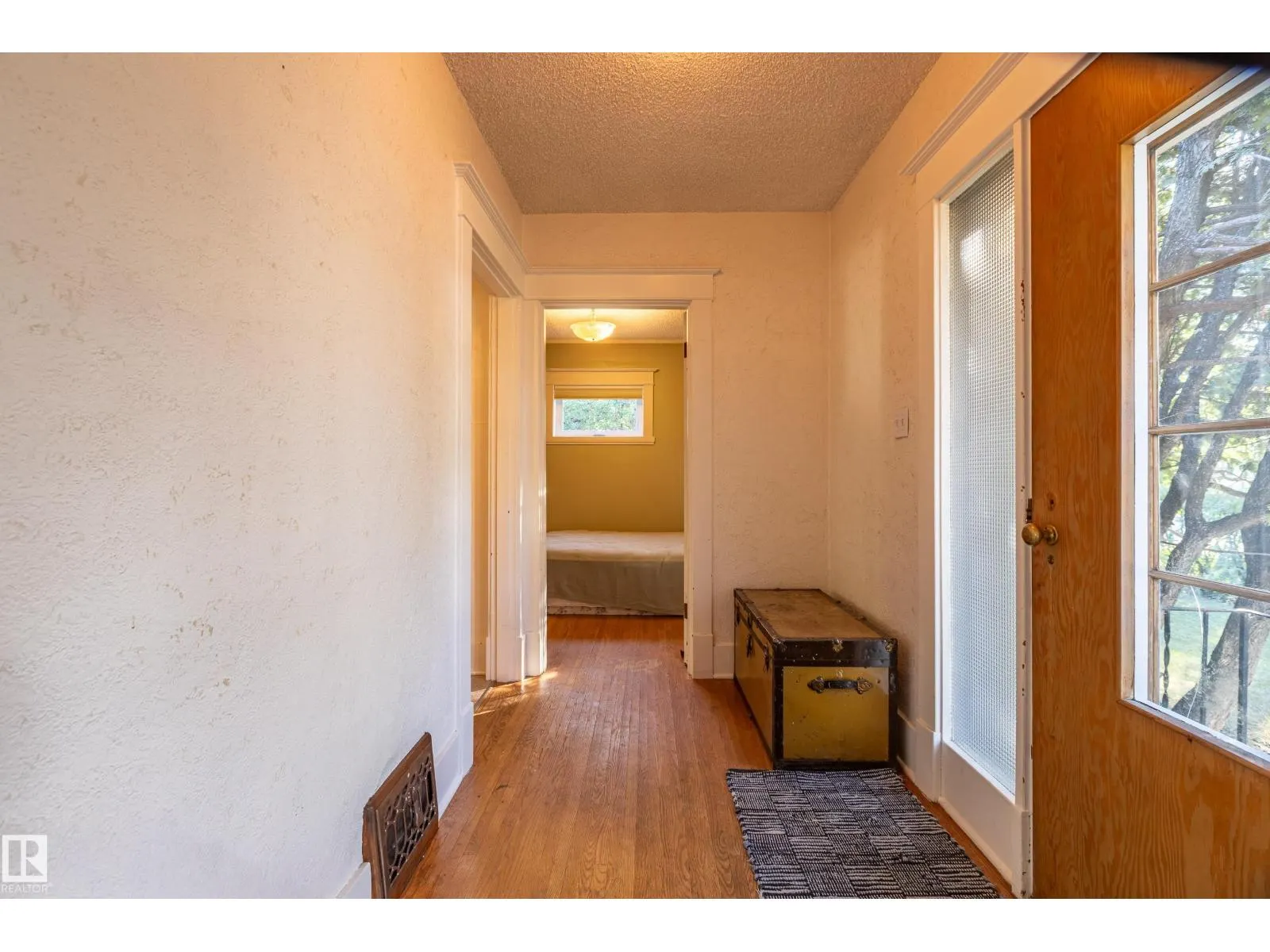 10016 105 ST