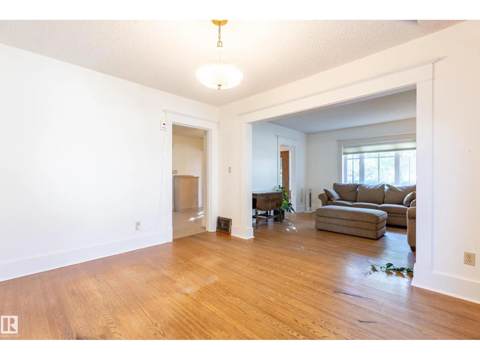 10016 105 ST