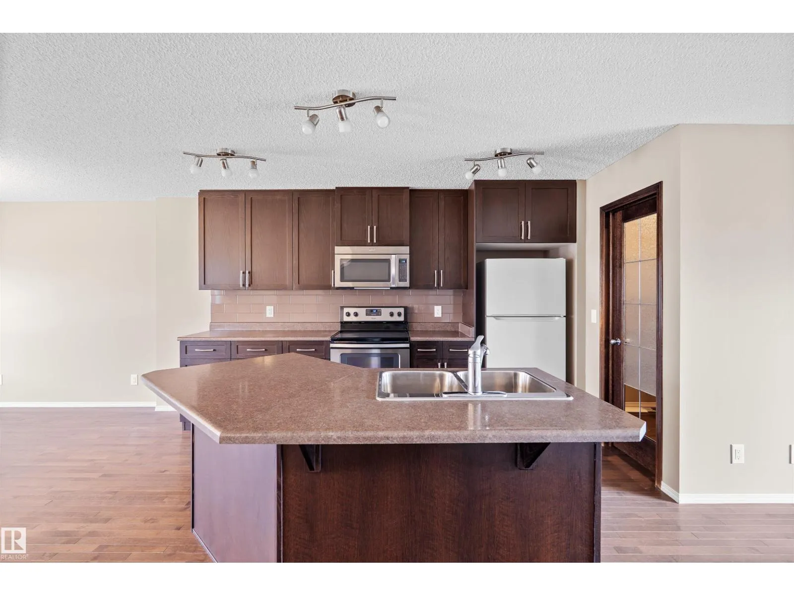9519 212 ST NW