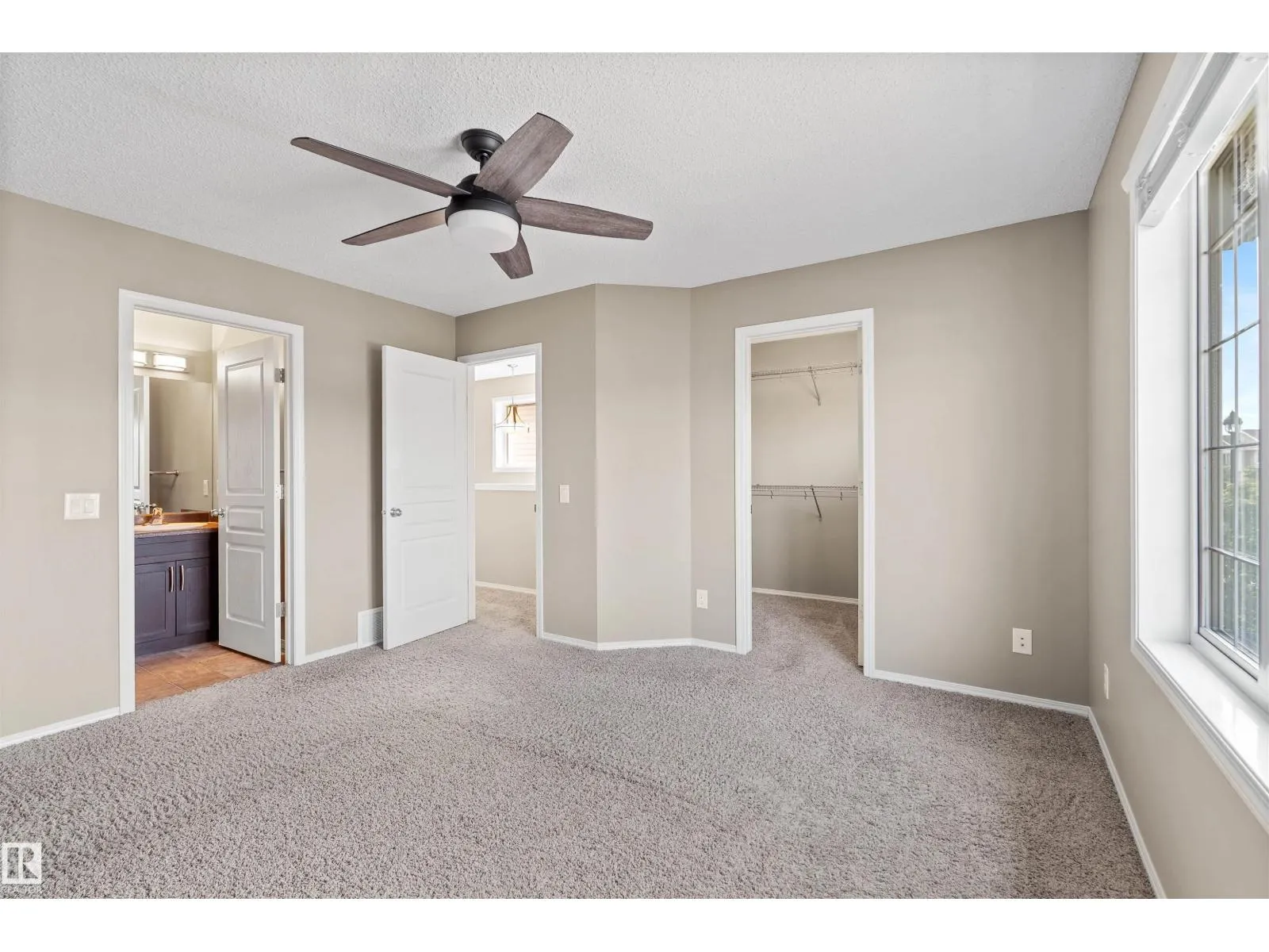 9519 212 ST NW