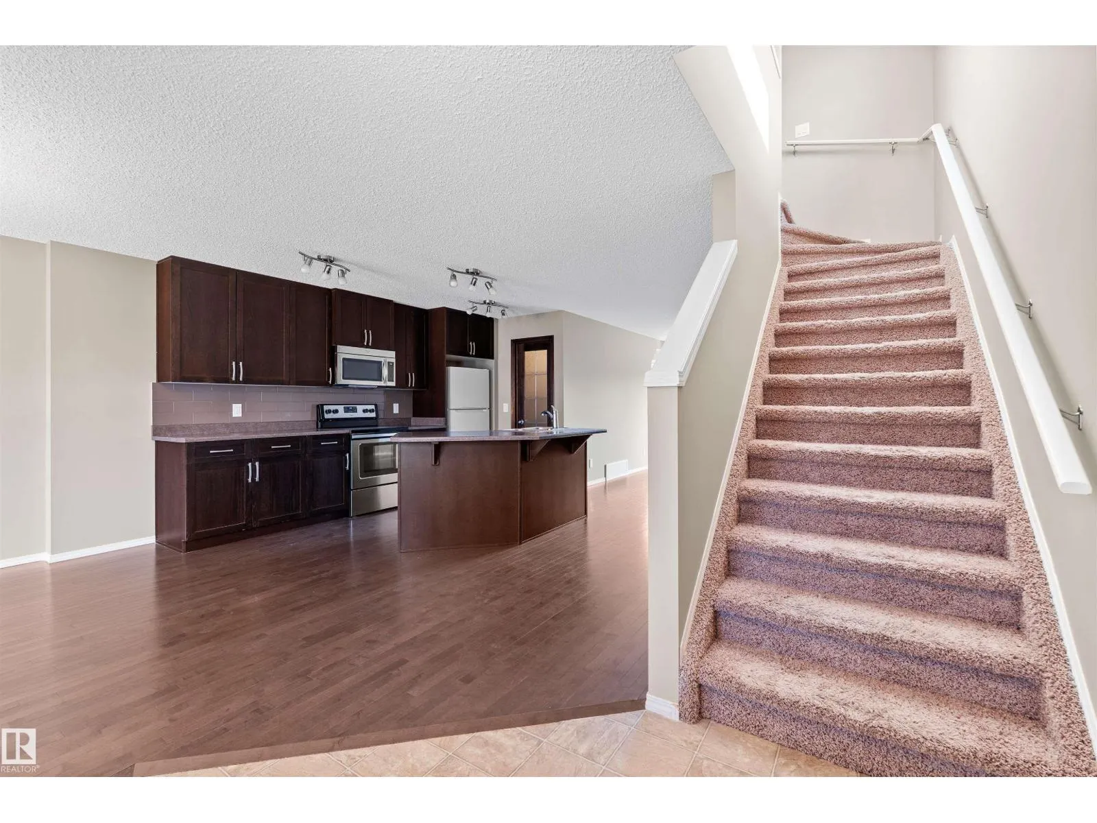 9519 212 ST NW