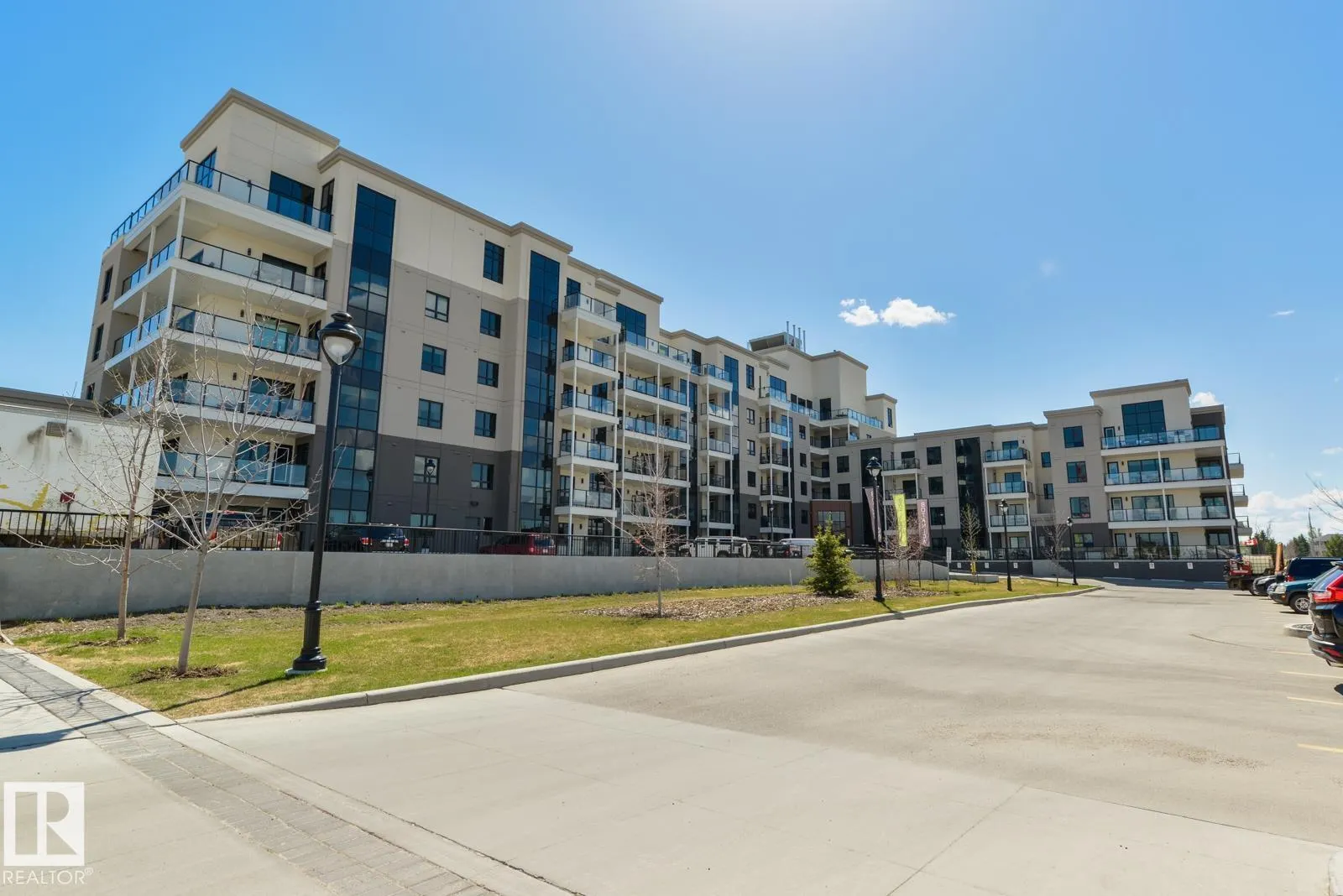 #814 200 BELLEROSE DR