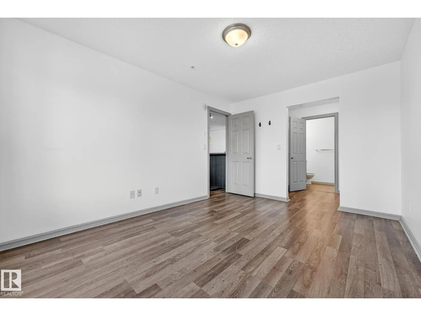 #215 2208 44 AV NW
