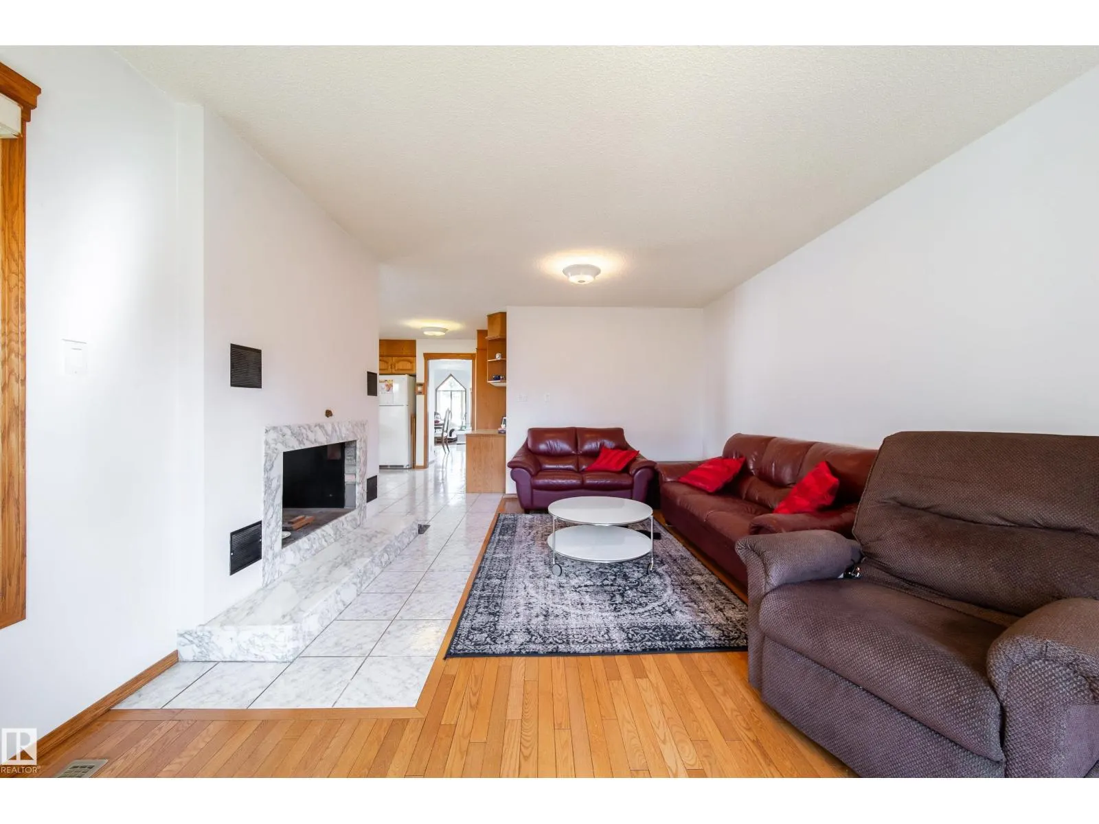 4228 46 St NW NW