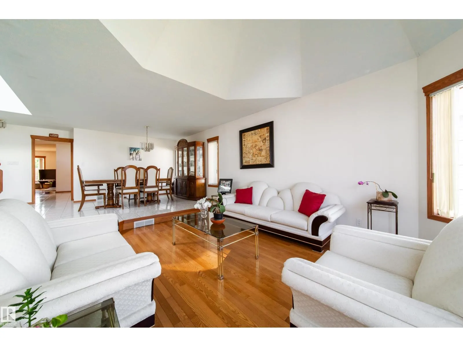 4228 46 St NW NW