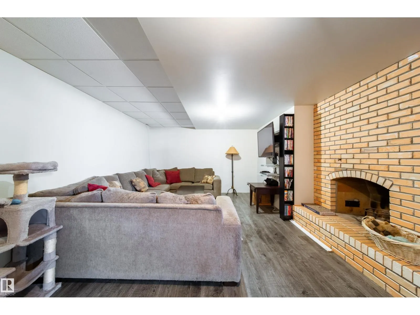 4228 46 St NW NW