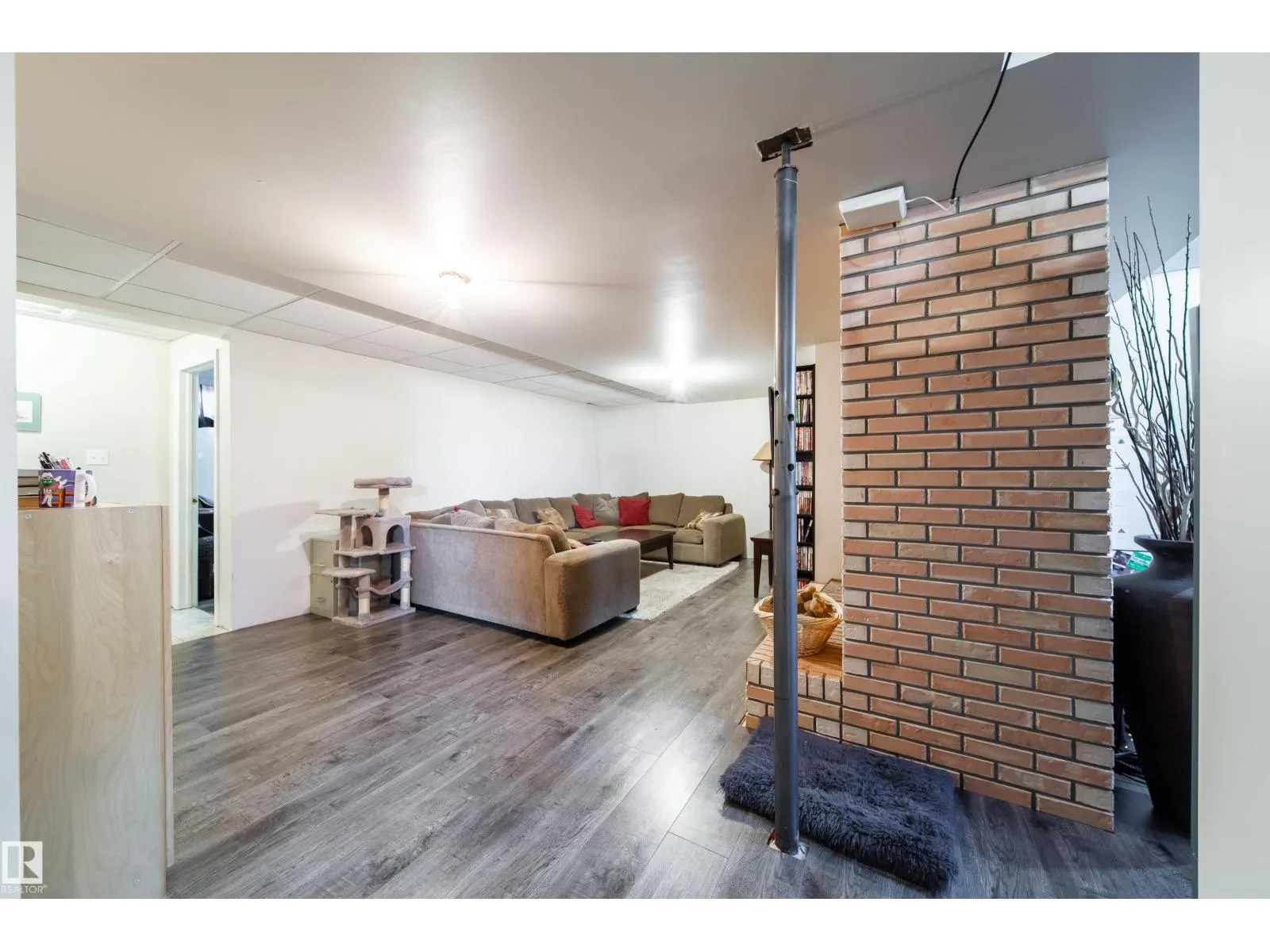 4228 46 St NW NW
