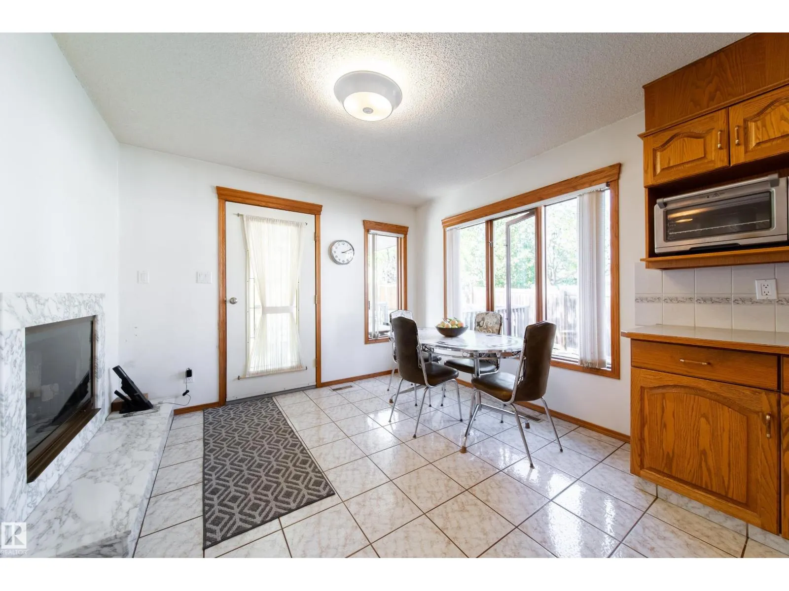 4228 46 St NW NW