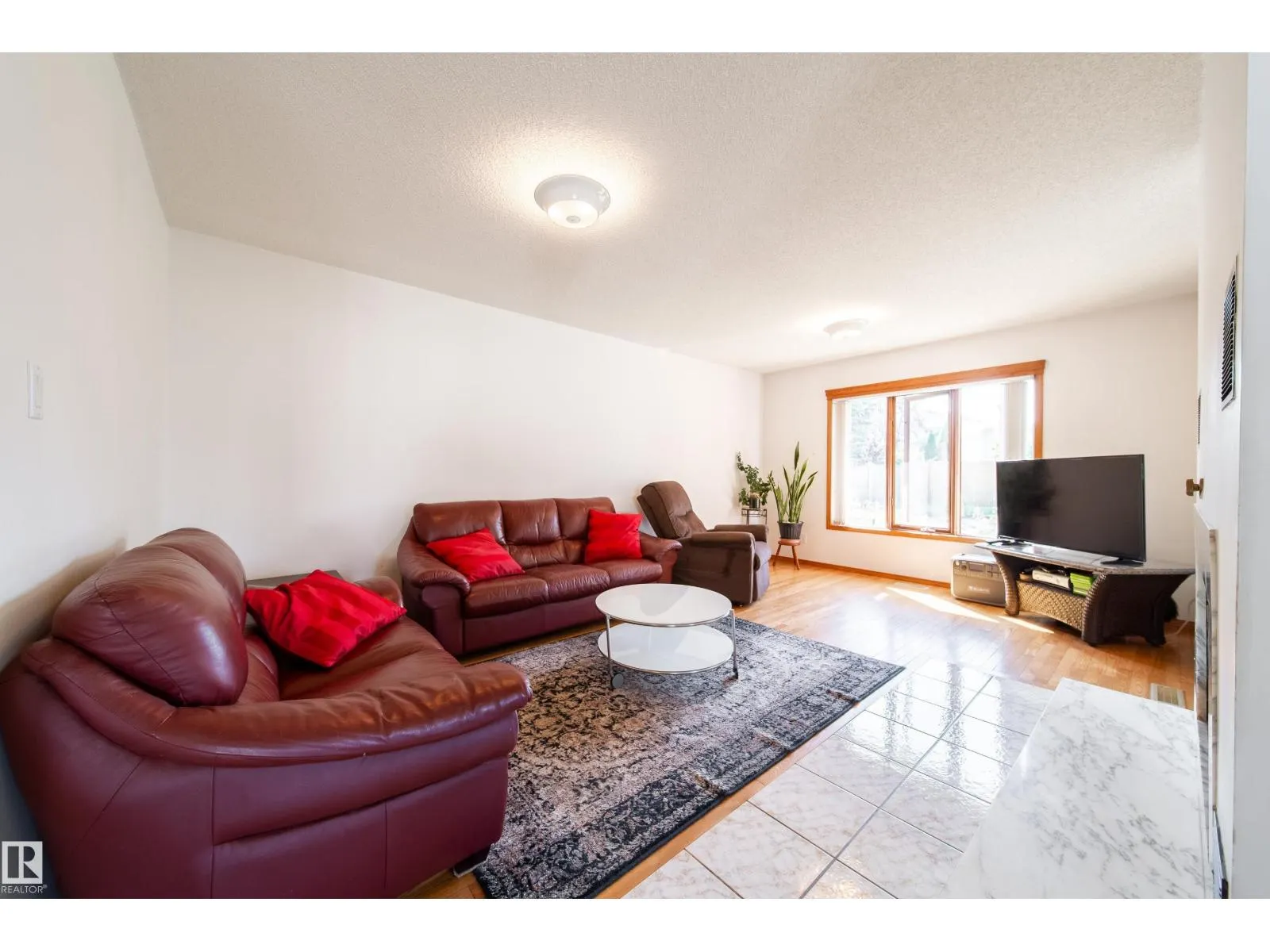 4228 46 St NW NW