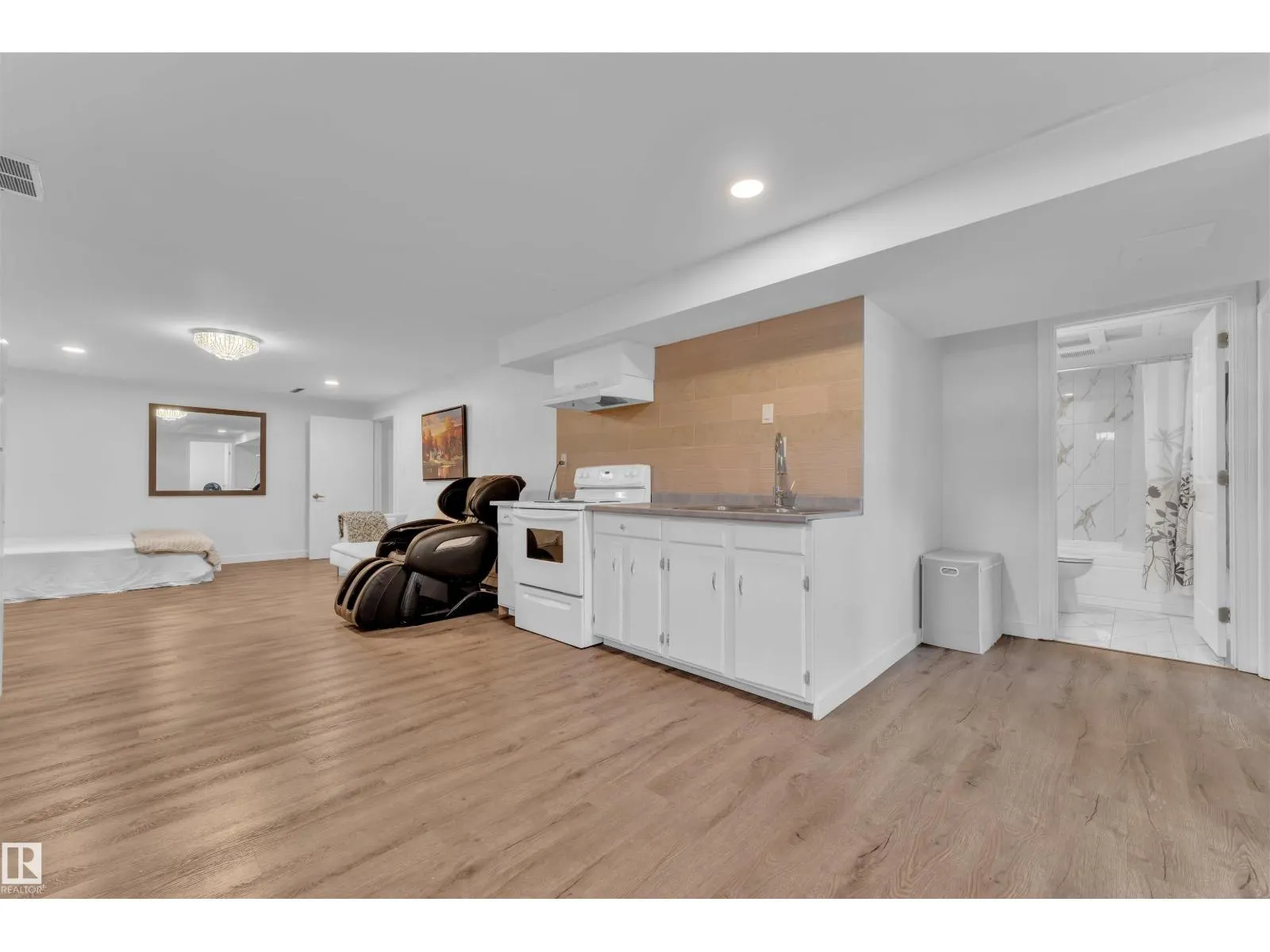 3711 17A AV NW