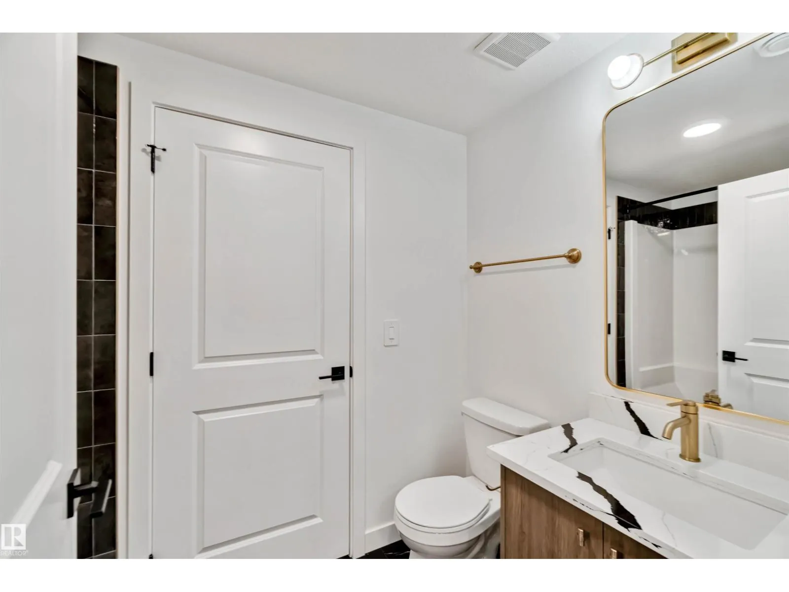 #37 16231 19 AV SW