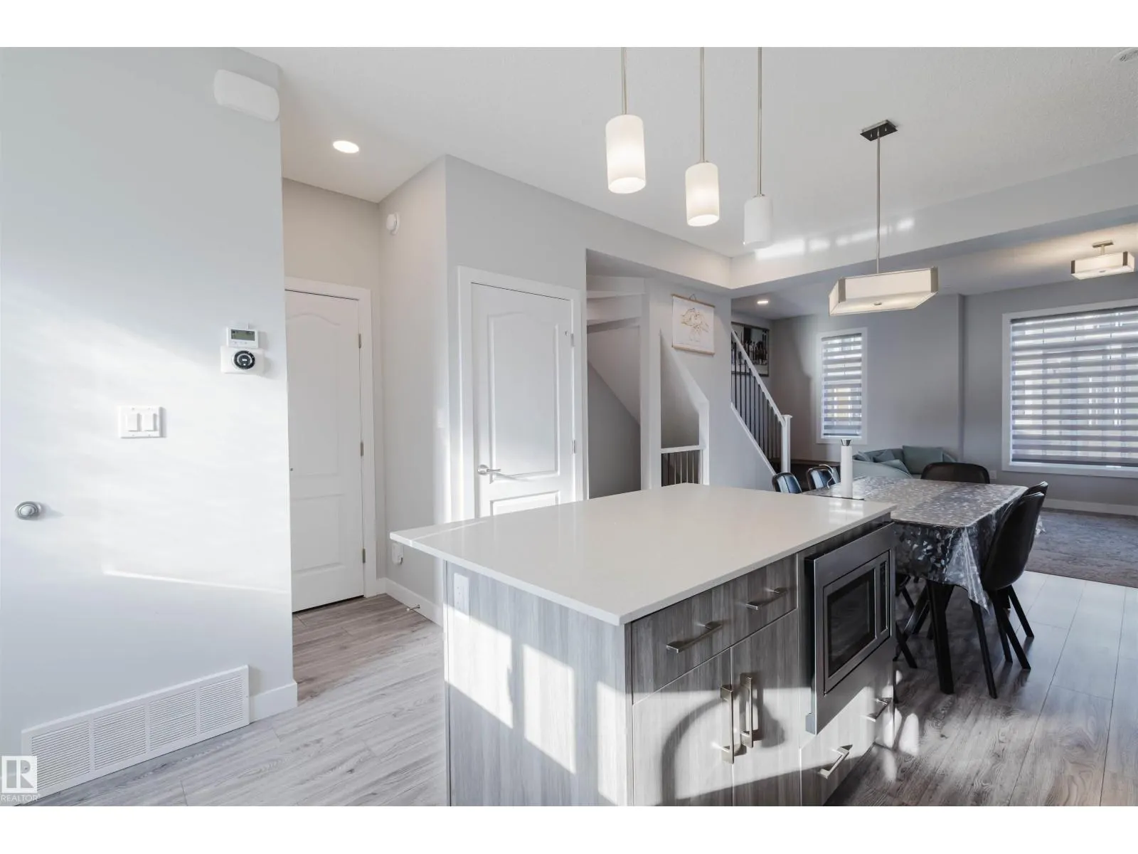 #41 2215 24 ST NW