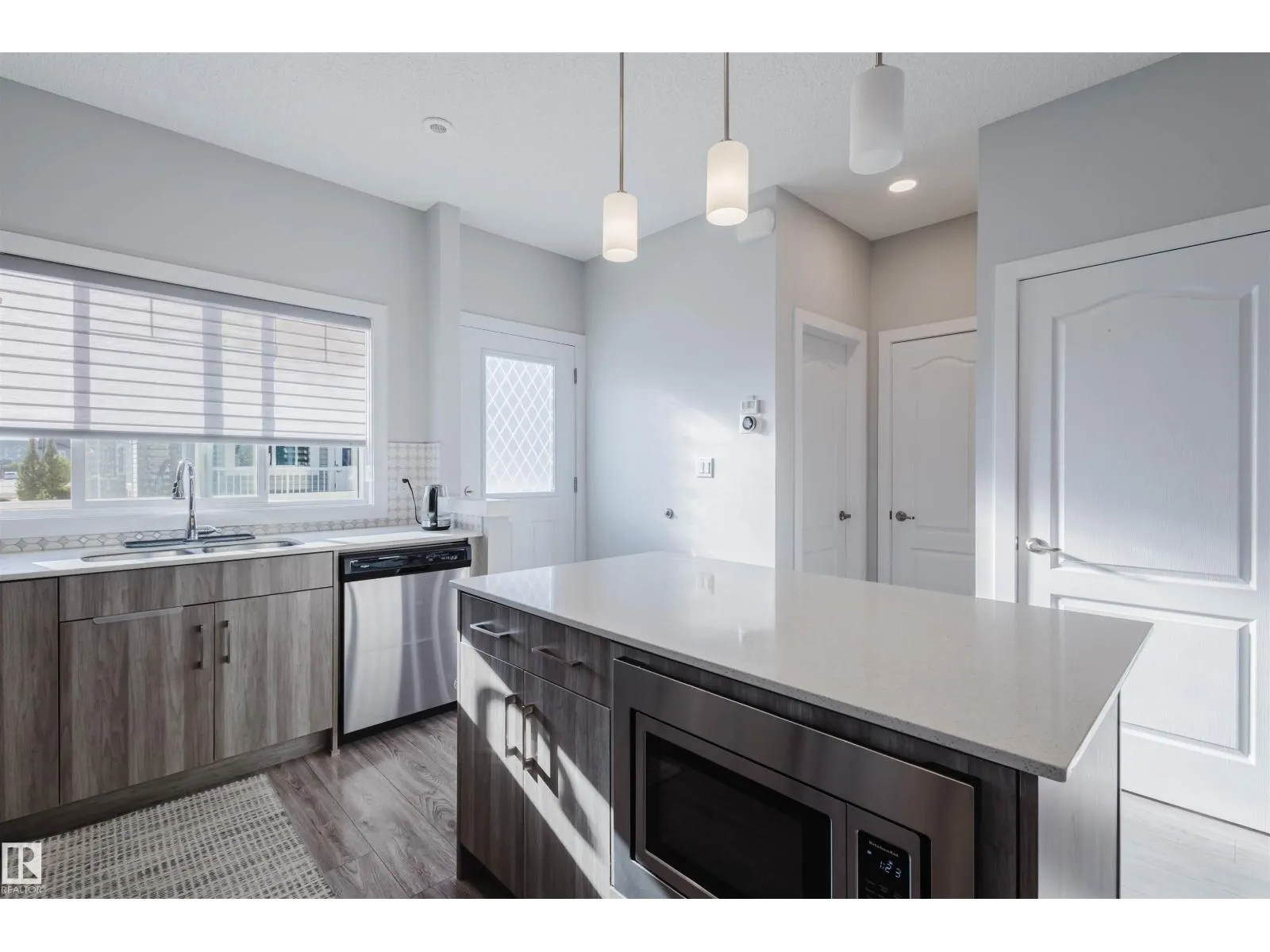 #41 2215 24 ST NW