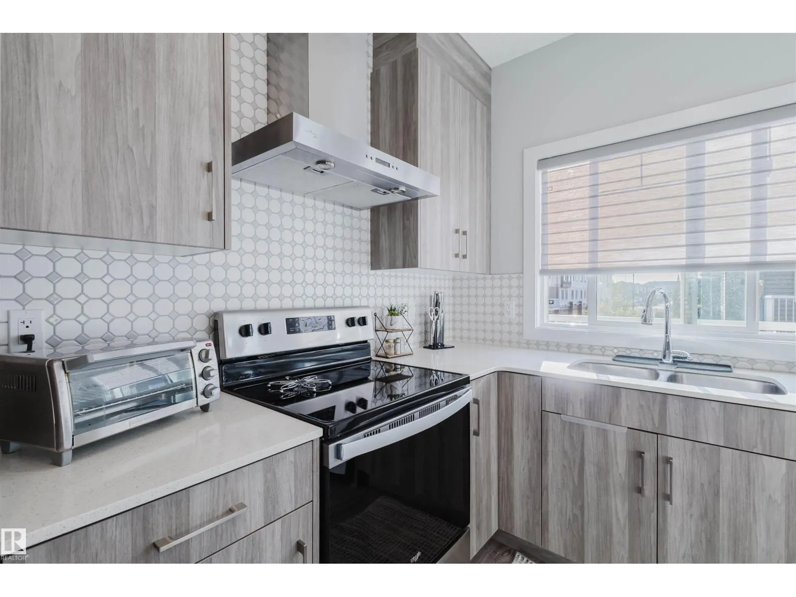 #41 2215 24 ST NW